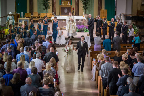 crowd cheering wedding ceremony by Leo Melamud, Foto EyeQ