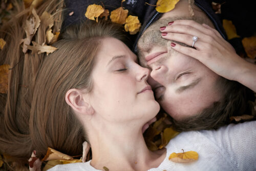 Weds photo in autum leaves. Engagement photography by Leo Melamud, Foto EyeQ. Your best wedding photographer source.